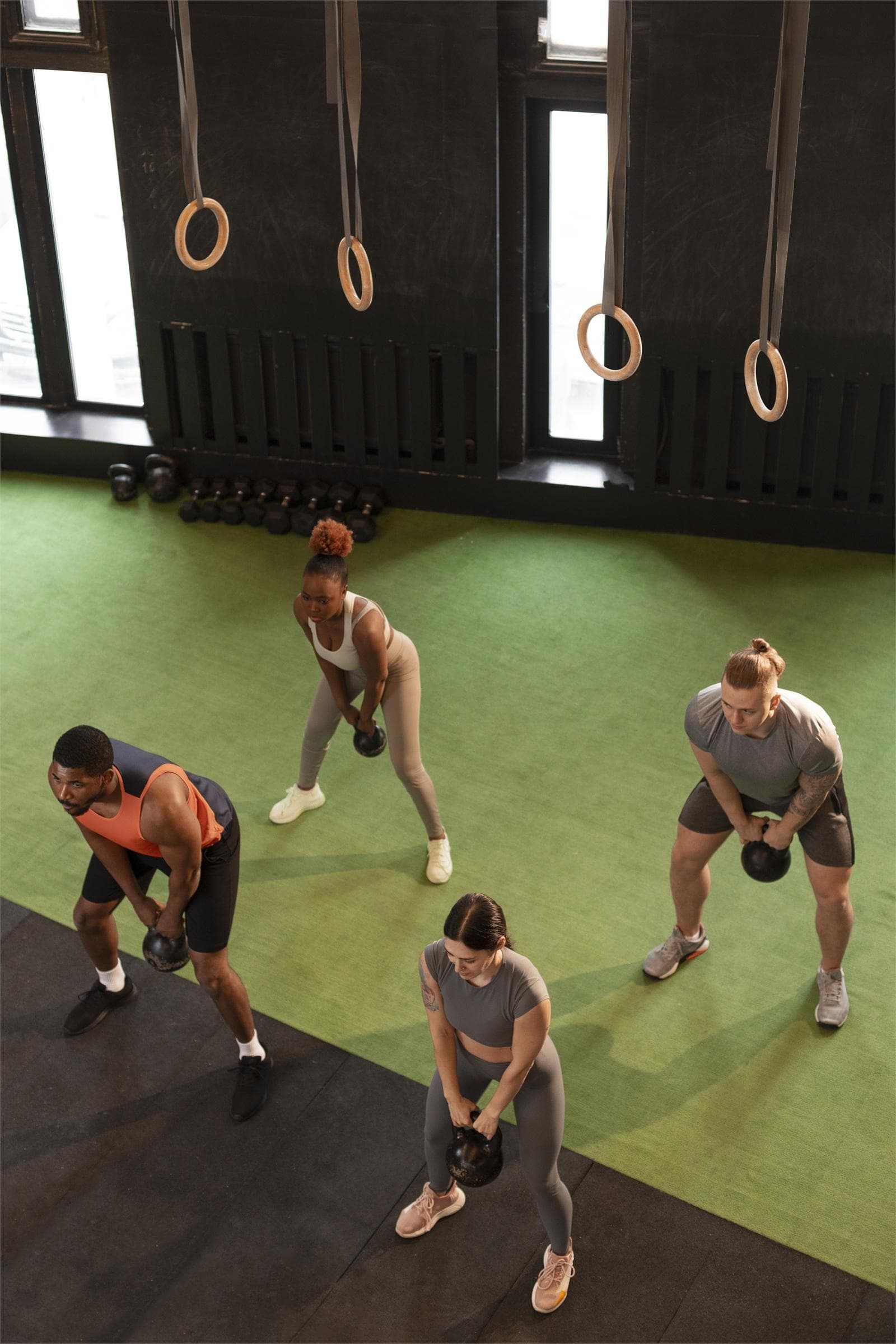 Clase de adestramento funcional con kettlebells nun ximnasio
